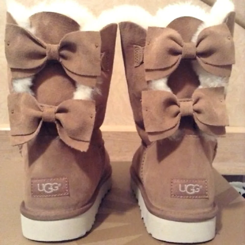 UGG Meilani Short Chestnut Suede/Sheepskin Bow Boots  Sz 10 Women's 1012981
